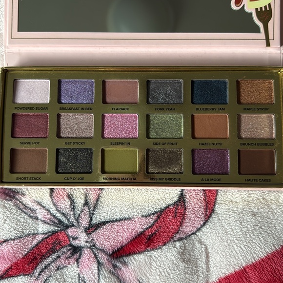 Too Faced Maple Syrup Pancakes palette - Picture 3 of 7